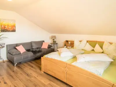 FerienwohnungRatzingerHoehe_SchlafzimmerRechts