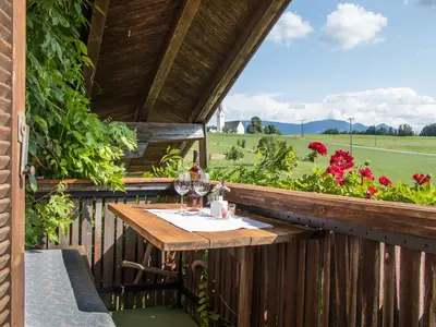 balkon_mit_bergblick_zur_hochries