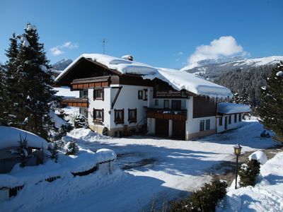 Hausansicht im tiefverschneitem Kleinwalsertal