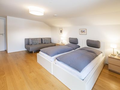 Schlafzimmer mit Schlafsofa und Balkon