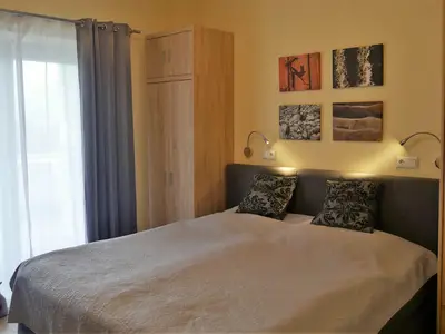 Schlafzimmer mit Boxspringbett