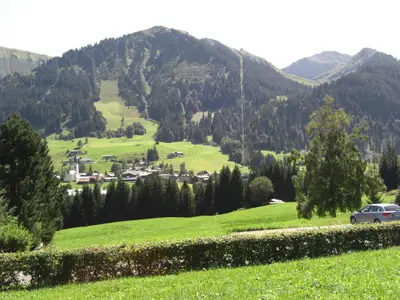 Blick vom Haus zum Ort und zur Kanzelwandbahn