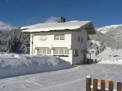 Unser Haus mit großem geräumten Parkplatz