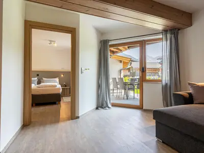App 2 - Wohnbereich mit Blick ins Schlafzimmer