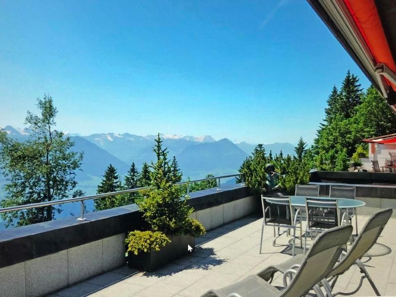 Die ausgedehnte Terrasse verwöhnt Sie mit einem spektakulären Panoramablick auf den Vierwaldstättersee und die Berge.