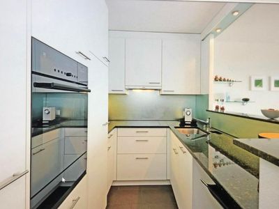 Die Küche ist mit modernen V-Zug Geräten ausgestattet und befindet sich in tadellosem Zustand.