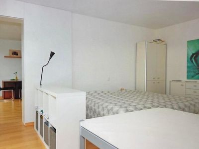 Das helle Schlafzimmer mit Arbeitsecke lädt nicht nur zum Schlafen ein.