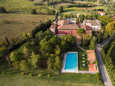 Ein schöner Blick auf die Villa Palagio von oben