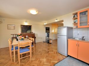 23941266-Ferienwohnung-4-Rijeka-300x225-5