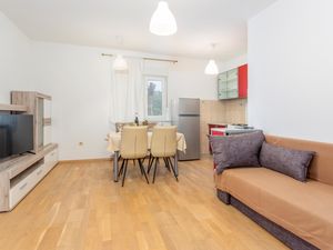 23763196-Ferienwohnung-4-Rijeka-300x225-2