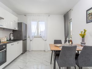 24004253-Ferienwohnung-4-Rijeka-300x225-4