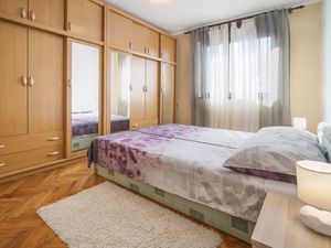 22075335-Ferienwohnung-5-Rijeka-300x225-5