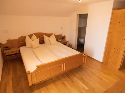 Schlafzimmer und Zugang zum Bad
