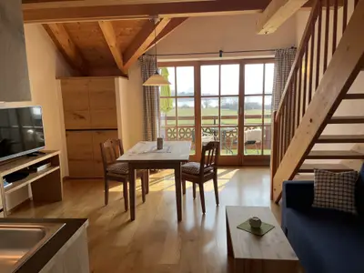 Panoramablick auf See und Berge