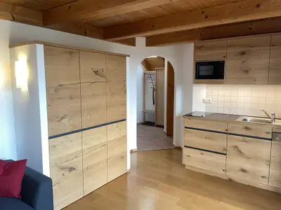 Küchenzeile mit Doppelceranfeld und Mikrowelle