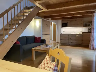 Küchenzeile mit Geschirrspüler und Kaffeemaschinen