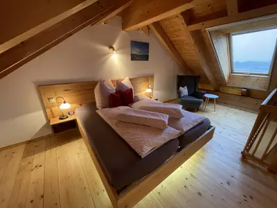 Schlafgalerie mit Doppelbett