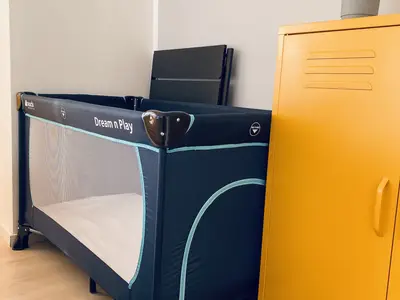 Schlafzimmer gelb - Babybett