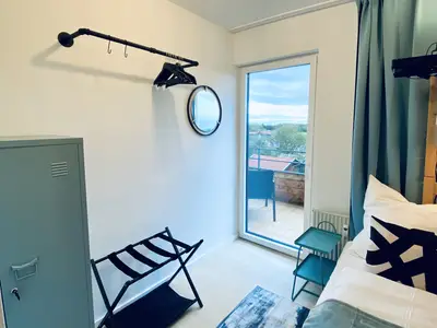 Schlafzimmer blau mit Balkonzugang