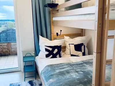 Schlafzimmer blau mit Hochbett