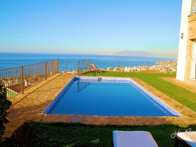 Pool mit Aussicht auf die Bucht von Malaga