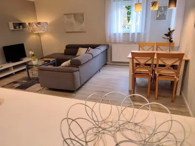 Wohn- und Esszimmer von der Küche aus gesehen