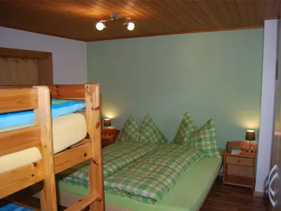 Schlafzimmer mit Doppelbett