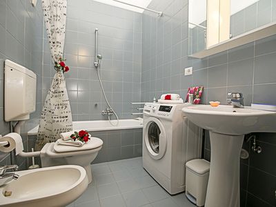 Das Badezimmer mit Badewanne und Dusche, WC, Bidet und Waschmaschine