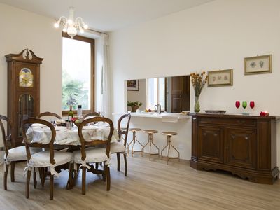 Wohnzimmer mit Esstisch, Standuhr und Frühstücksbar
