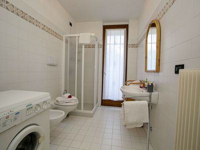 Badezimmer mit Dusche, Toilette, Bidet und Waschmaschine