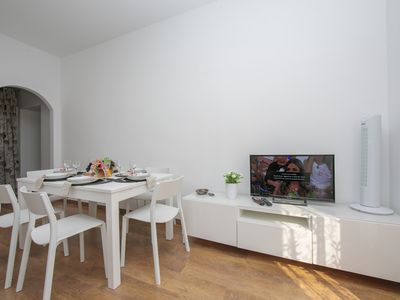 Wohnzimmer mit Esstisch und Fernseher