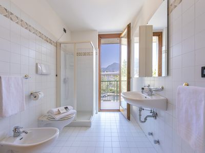 Das Badezimmer mit Dusche, WC und Bidet