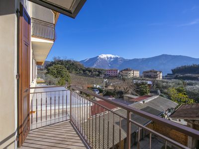 Der Balkon mit herrlichem Blick auf die Berge in Richtung See