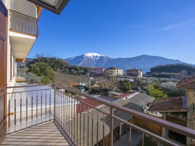 Der Balkon mit herrlichem Blick auf die Berge in Richtung See