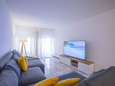 Das Wohnzimmer mit Schlafsofa und TV (neflix an disney pu)