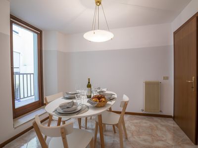 Das Wohnzimmer mit Esstisch und Ausgang zum Balkon