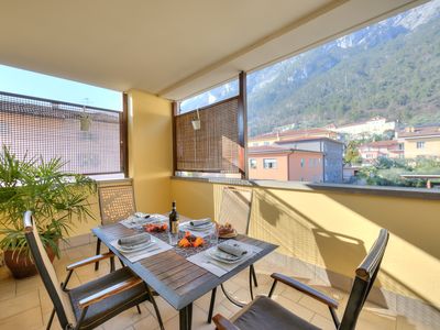 Der Balkon mit Blick auf die Berge für Mahlzeiten im Freien