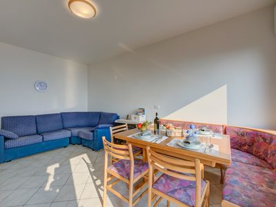 Das Wohnzimmer mit bequemen Sofas