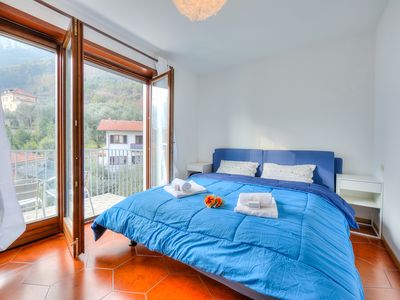 Das Hauptschlafzimmer mit Zugang zum Balkon