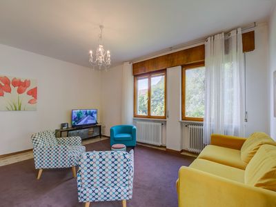 Großes Wohnzimmer mit Sofa und Sesseln