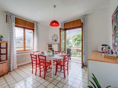 Helles Wohnzimmer mit Tisch und Zugang zum Balkon