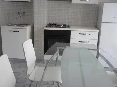 Küche mit Esstisch für sechs Personen. kein Backofen. Induktionskochfeld