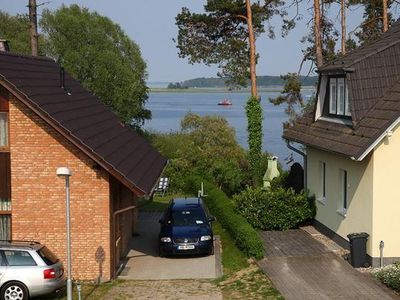 Ausblick aus dem Fenster. Blick vom Balkon der Obergeschoss-Wohnung