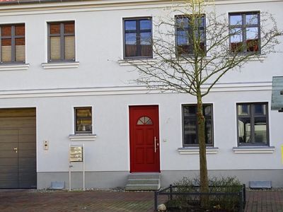 Außenansicht des Gebäudes. Ferienhaus mit 2 Ferienwohnungen in der Innenstadt von Röbel mit Wasseranschluss