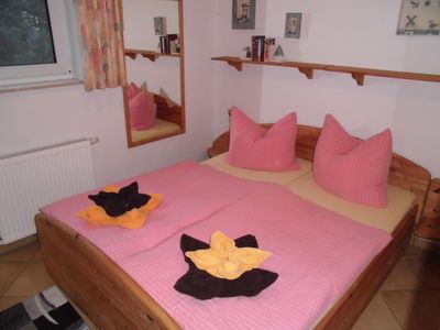 Schlafzimmer mit Doppelbett 1,60 x 2,00 m