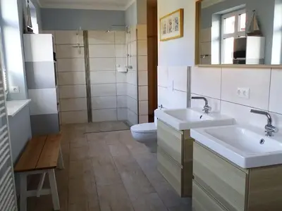 Bad/Dusche. Großes Bad mit zwei Waschplätzen, großer Dusche und zugang zur Sauna