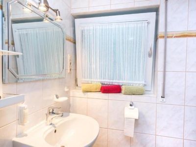 Bad mit Dusche und WC in der Souterrain-Wohnung