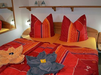 Schlafzimmer 1, Doppelbett 1,60 x 2,00 m, Schrank mit Spiegel, 2 Nachttischlampen. 