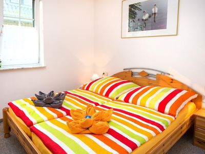 Schlafzimmer mit Doppelbett 2,00 x 1,60 (Parterre-Wohnung)