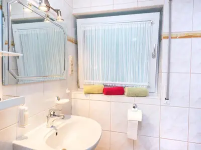 Bad mit Dusche und WC in der Souterrain-Wohnung